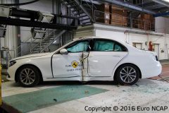 Mercedes-Benz E-Klasse Limousine 2016 (Euro NCAP) (8)