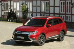 Mitsubishi Outlander 2017 (1)