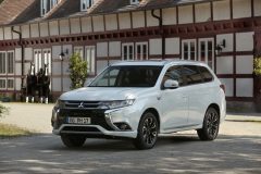 Mitsubishi Outlander PHEV 2017 (8)