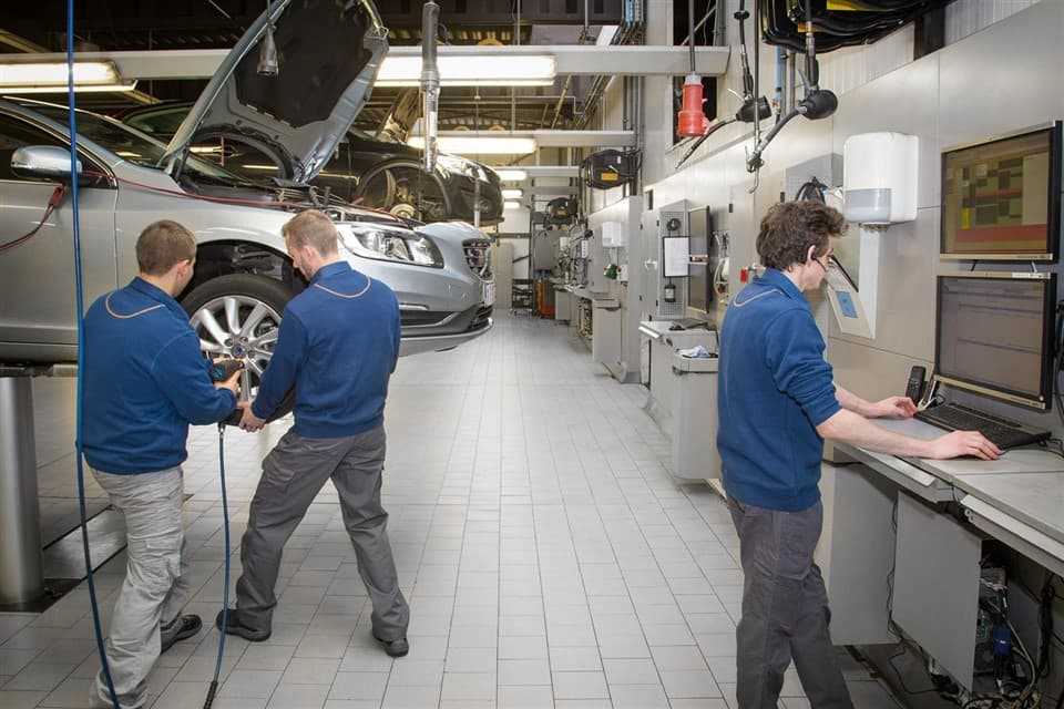 Volvo Personal Service: twee monteurs werken aan je auto.