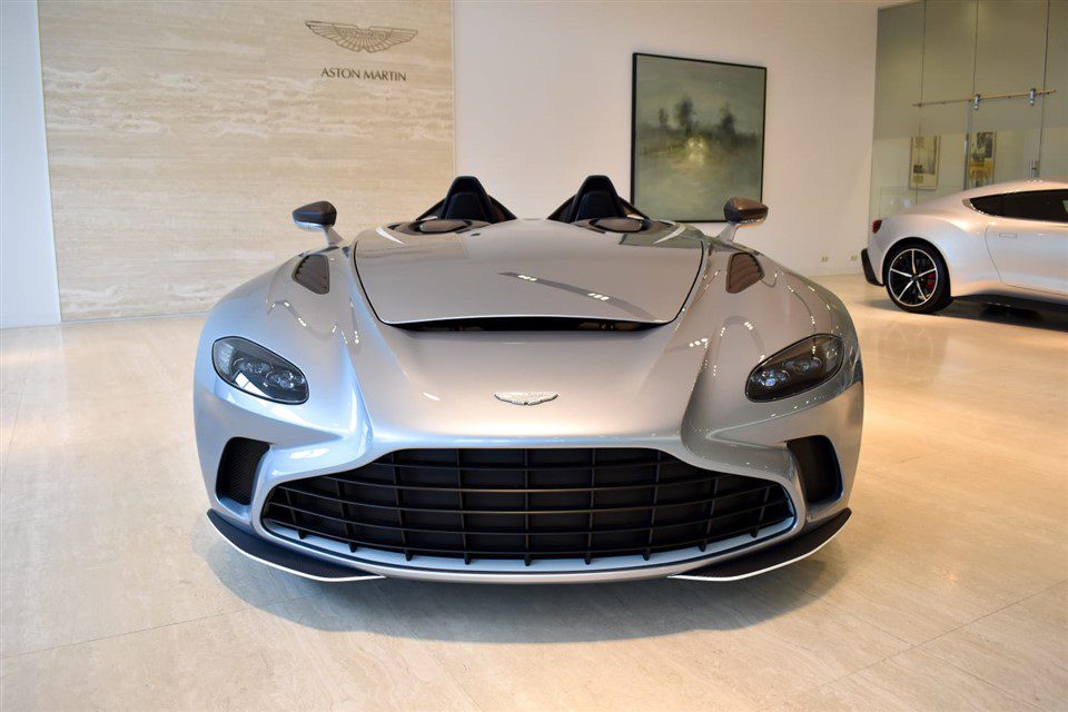 Aston Martin V12 Speedster voorkant