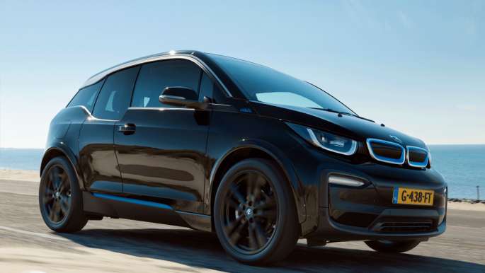 BMW i3 For the Oceans Edition rijdend op het  strand