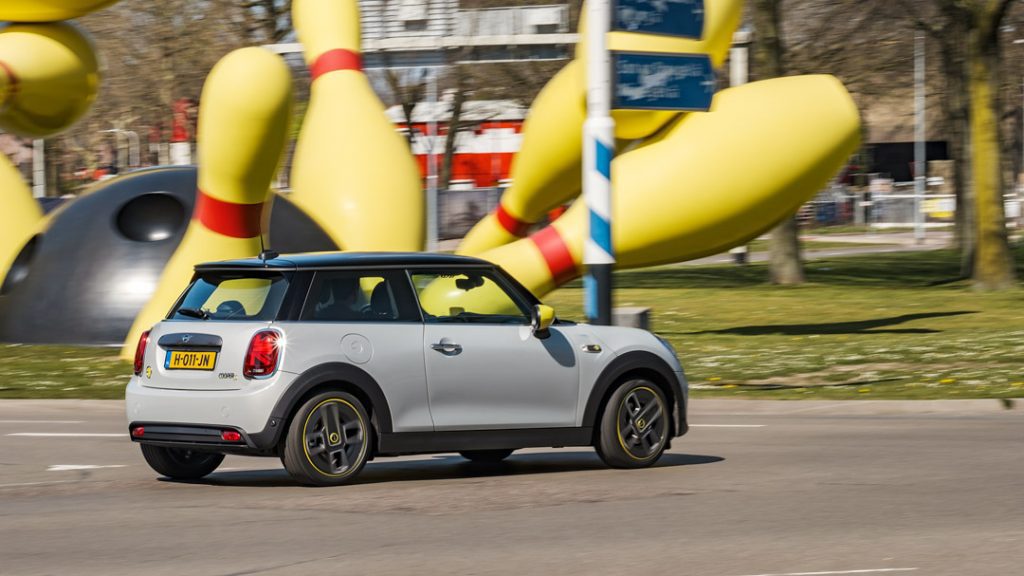 rijtest MINI Electric bij Flying Pins Eindhoven