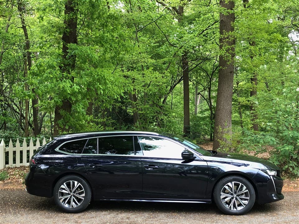 rijtest Peugeot 508 SW HYbrid lichtmetalen velgen