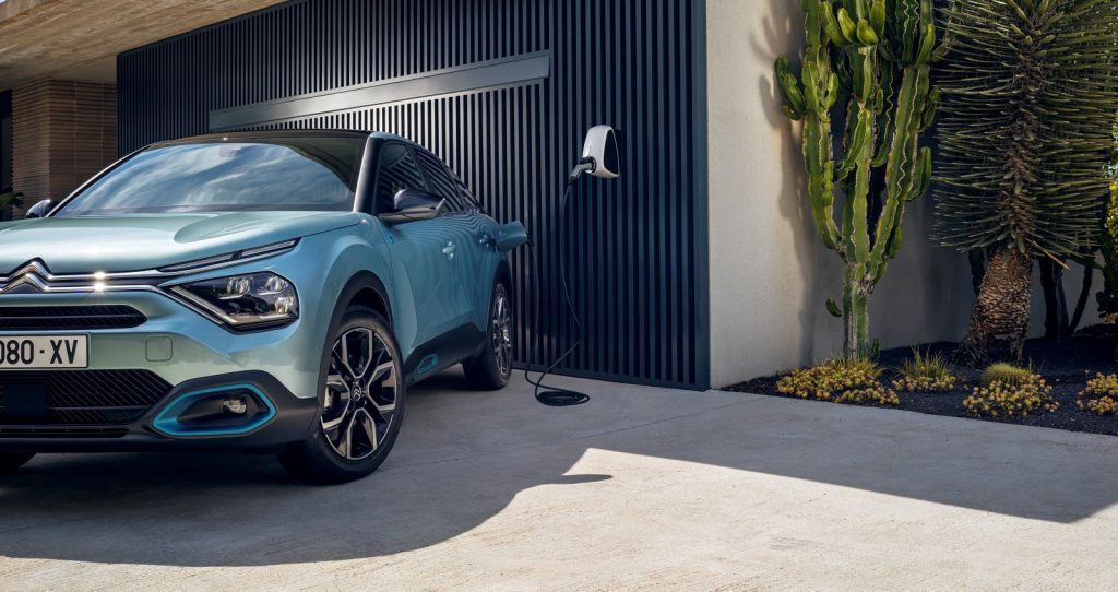 Citroën ë-C4 aan de wallbox, carport, cactus