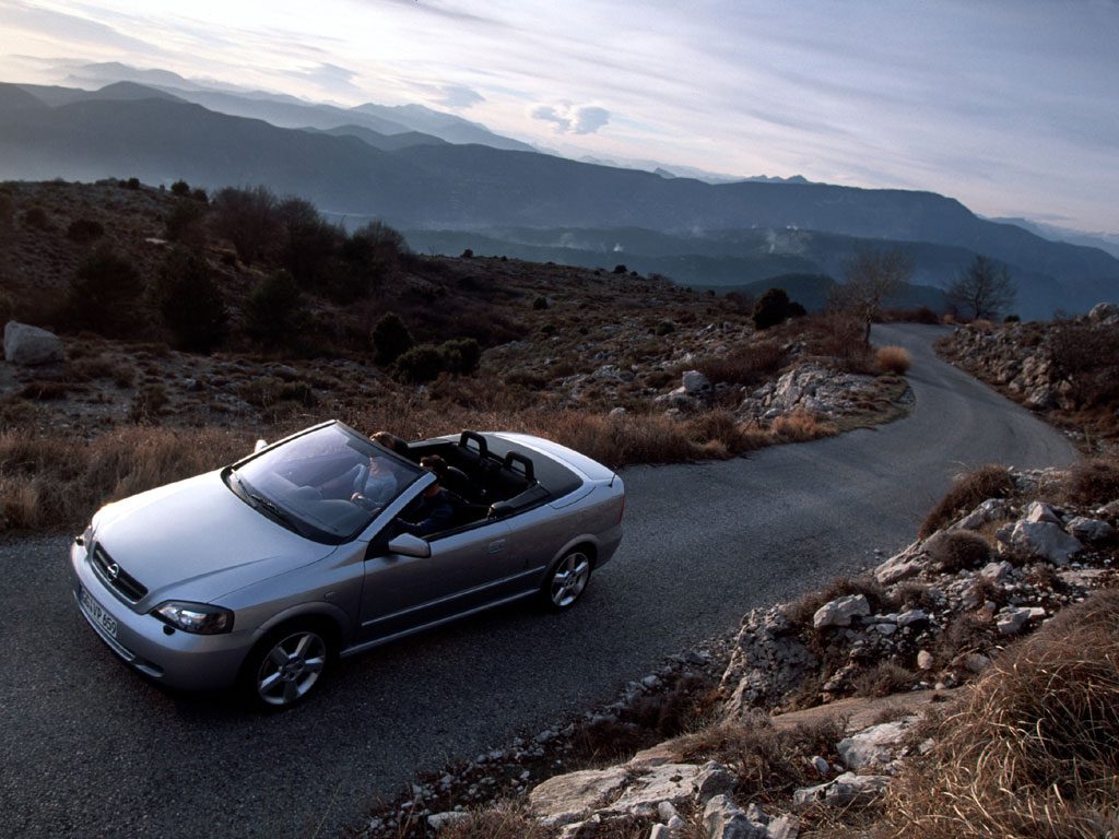 Opel Astra cabrio, vallei, bergen