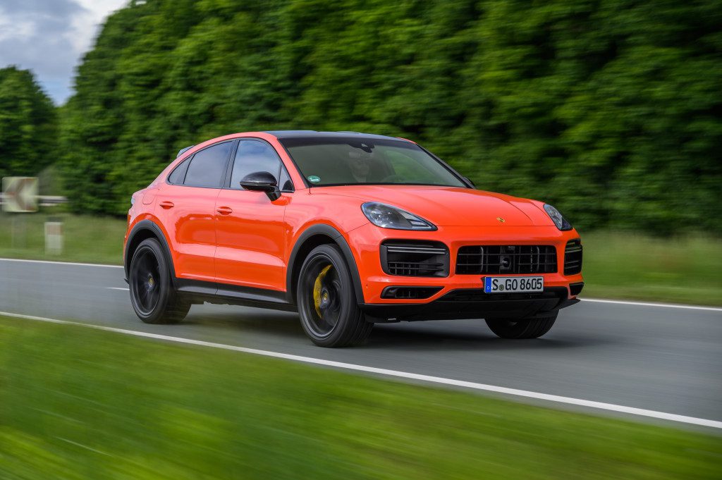 groen gras, asfaltweg, beweging, oranje auto, Porsche Cayenne