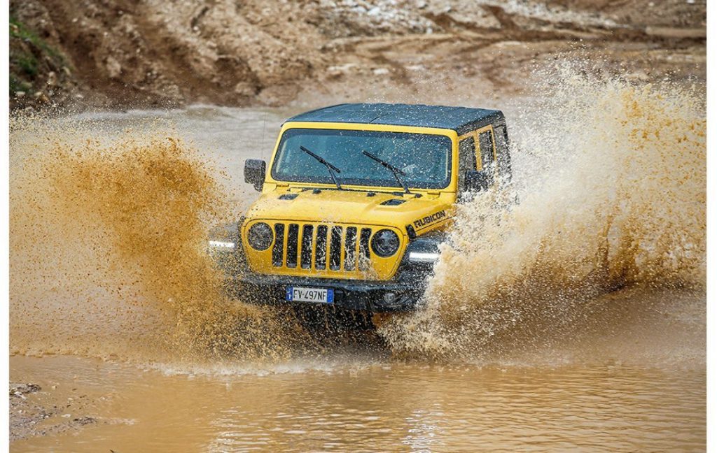 Jeep Rubicon, watersplash, gele auto door water