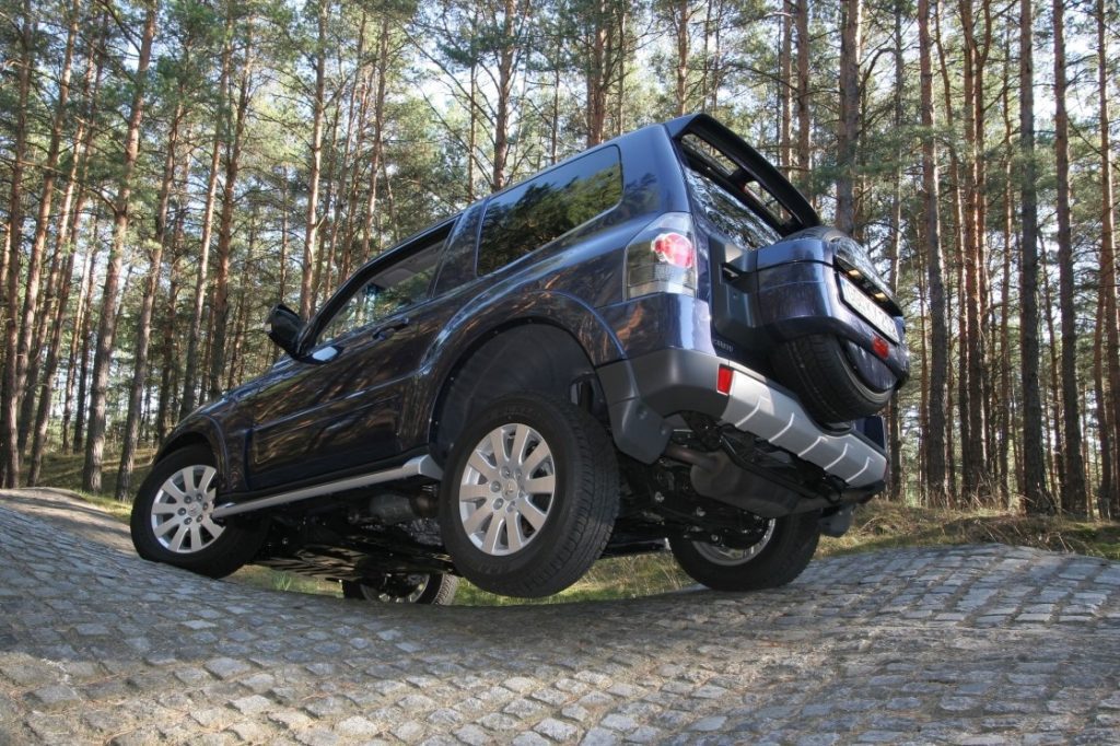 Mitsubishi Pajero, onder een hoek