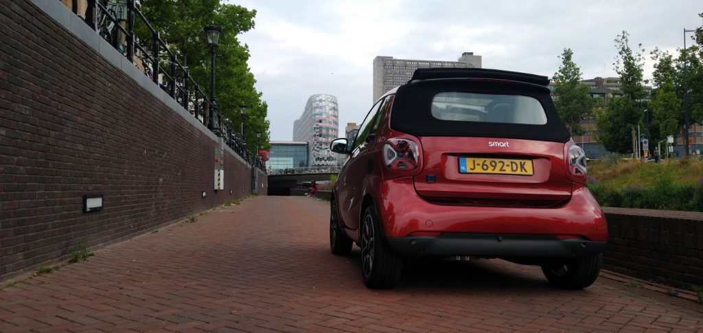 rode tegelvloer, rode auto, utrecht stad