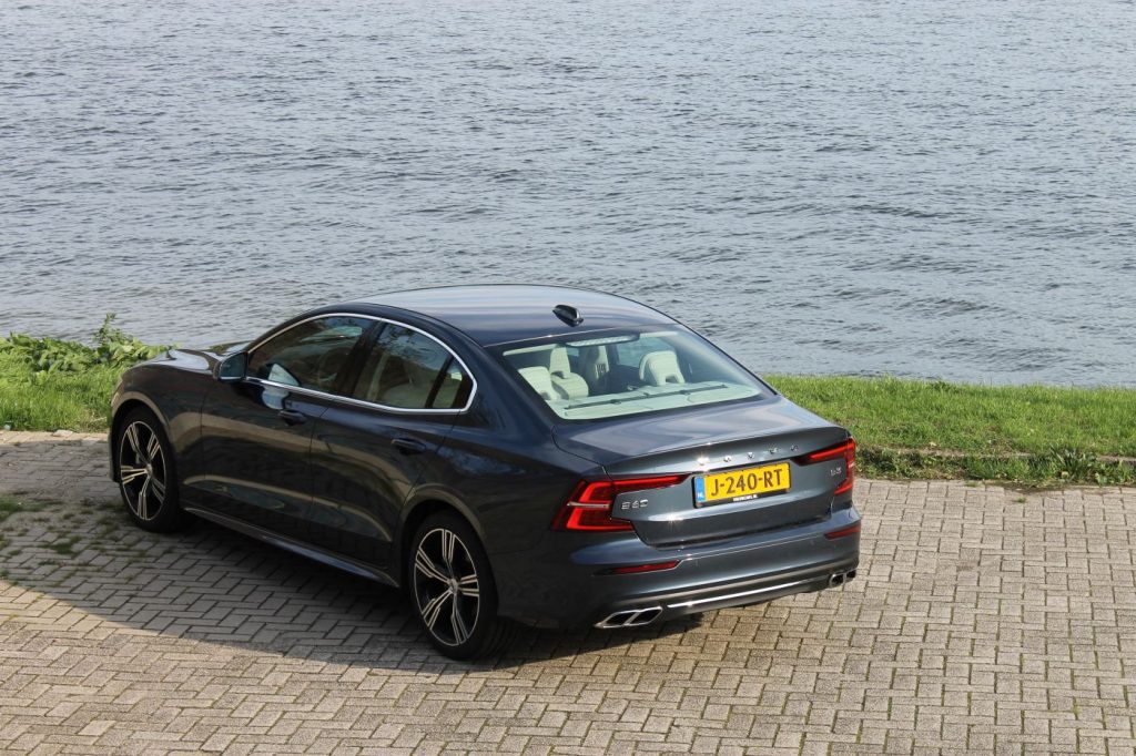 Volvo S60, blauwe auto op steen, golvende rivier, groen gras