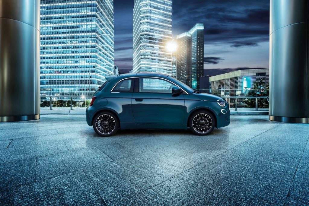 blauwe ondergrond, blauwe auto, fiat 500e, stad