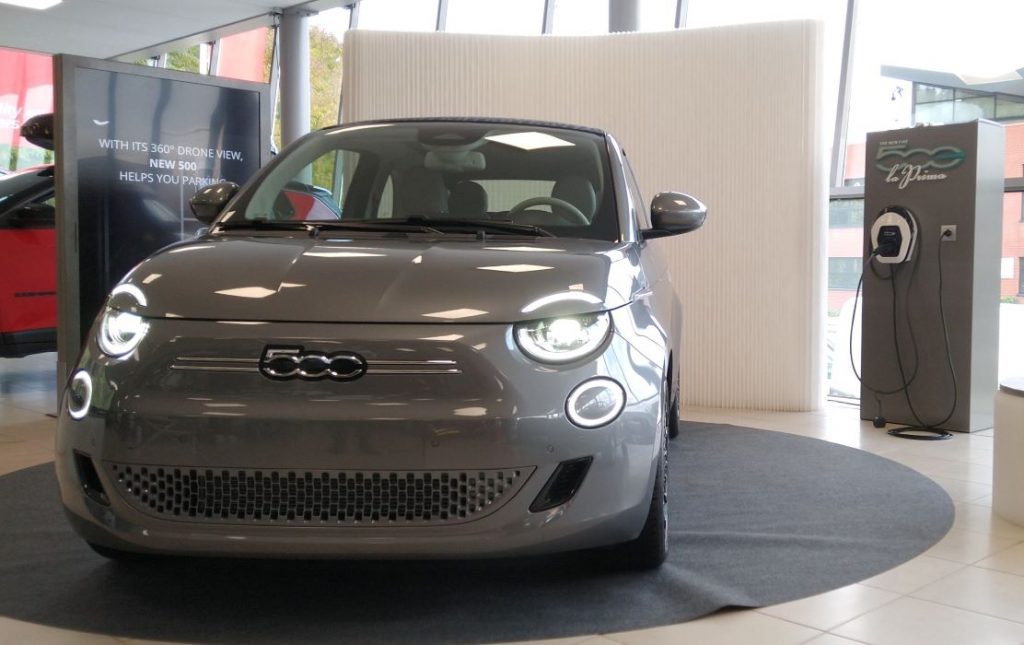 Fiat 500e La Prima, showroom, grijze auto