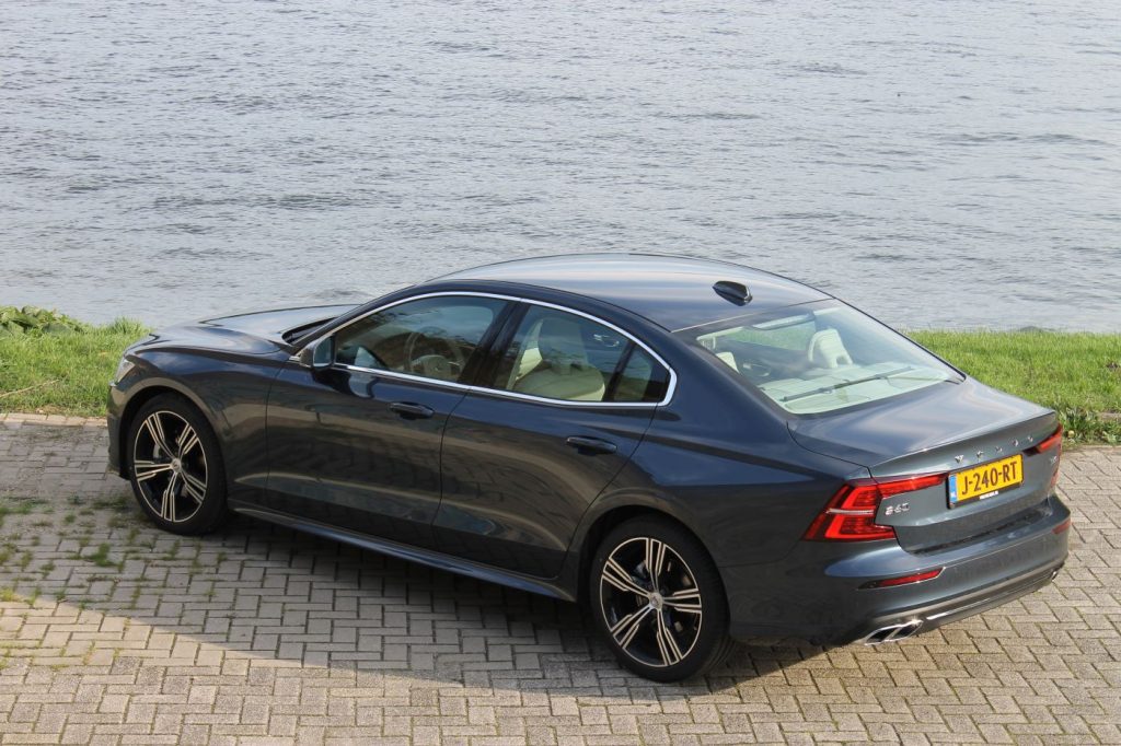 stenen vloer, blauwe auto, gras langs een kanaal, Volvo S60