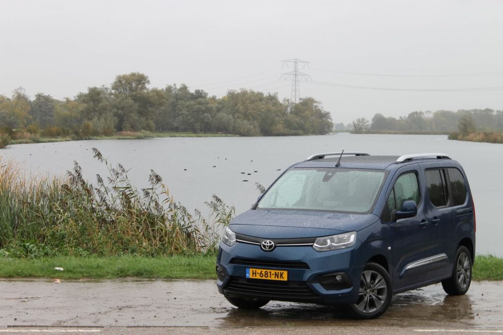 natte weg, blauwe auto voor groen gras, rustig meer voor bomen, Toyota PROACE