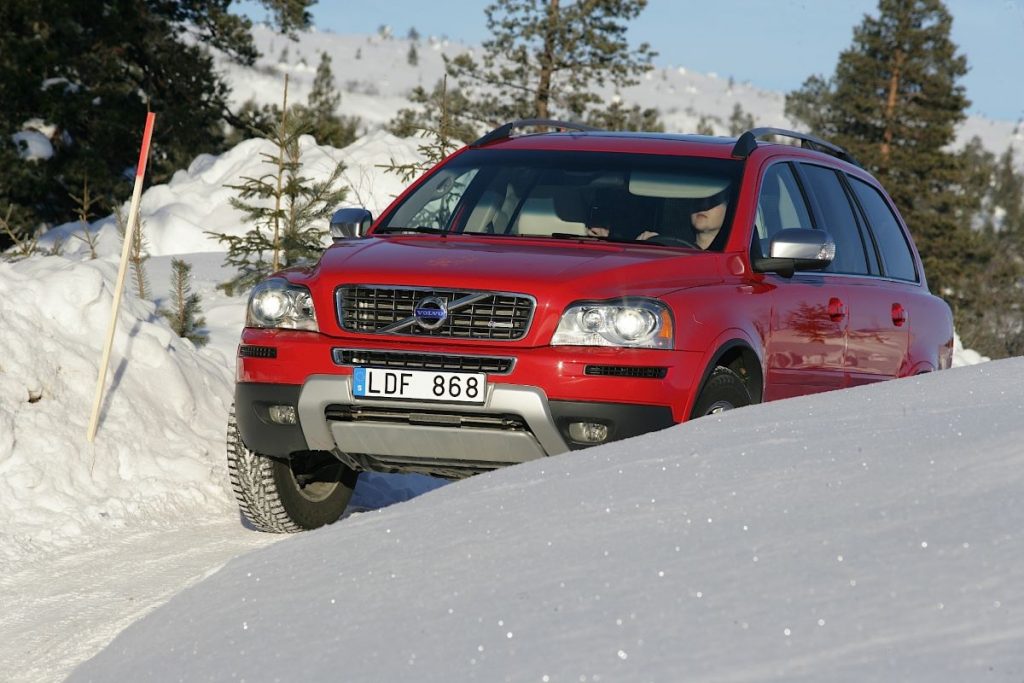 sneeuw, rode auto, volvo