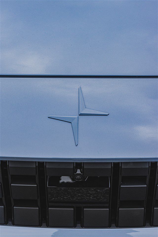 logo Polestar 2 in kleur meegespoten