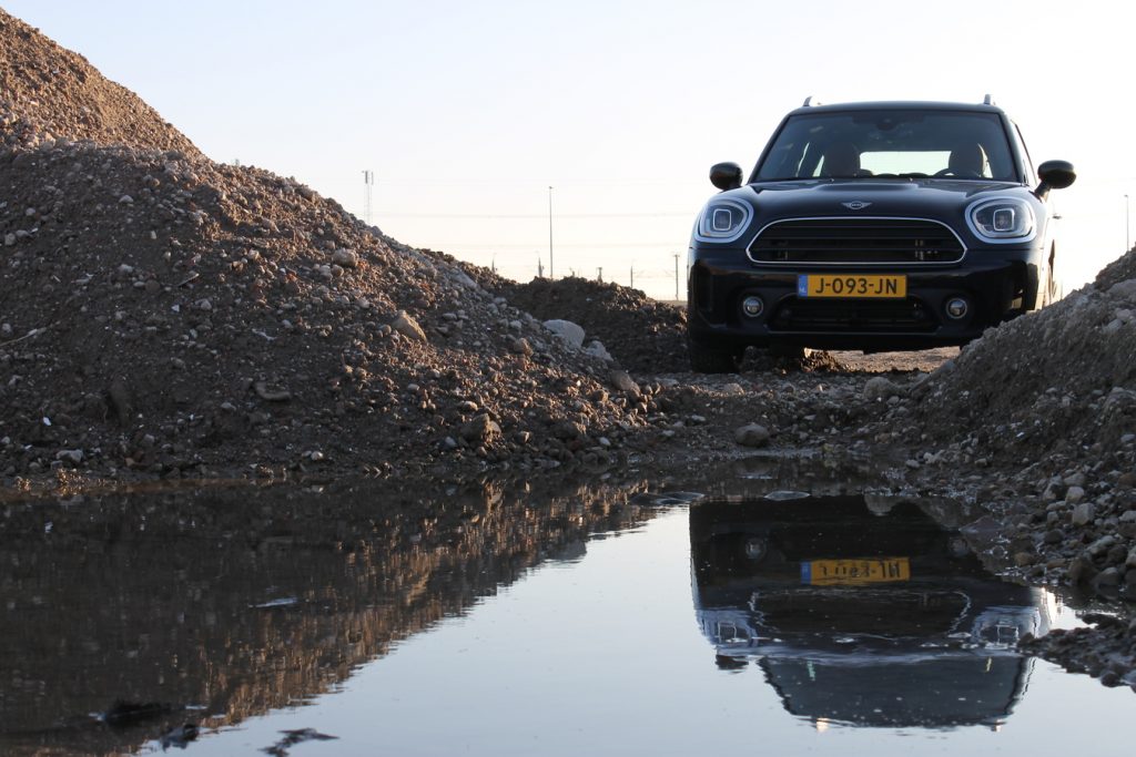 reflectie auto in water, zand en steen, Mini countryman