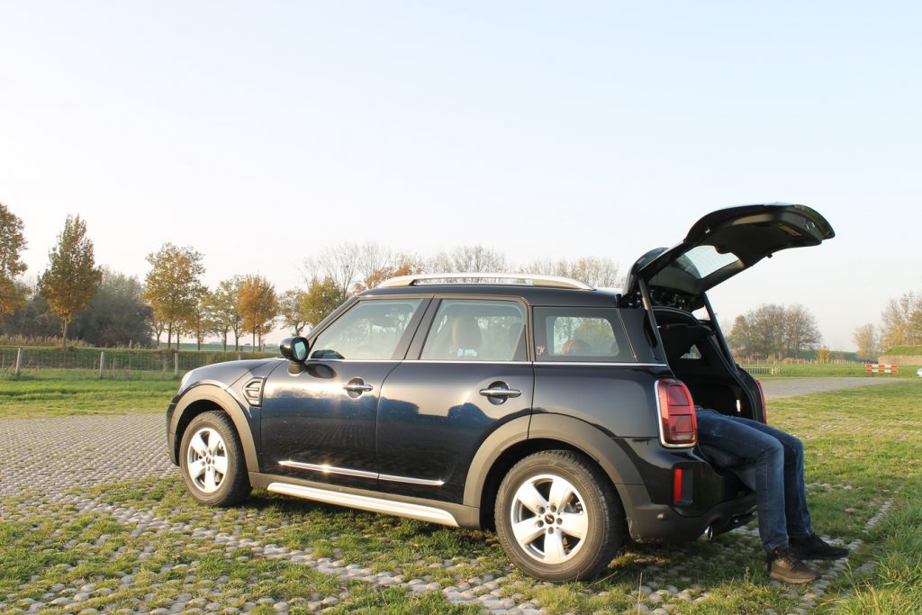 steen weg, mini countryman, paar benen, blauwe lucht