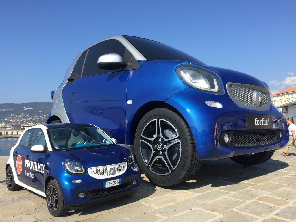 blauwe auto klein, blauwe auto groot, Smart fortwo groot
