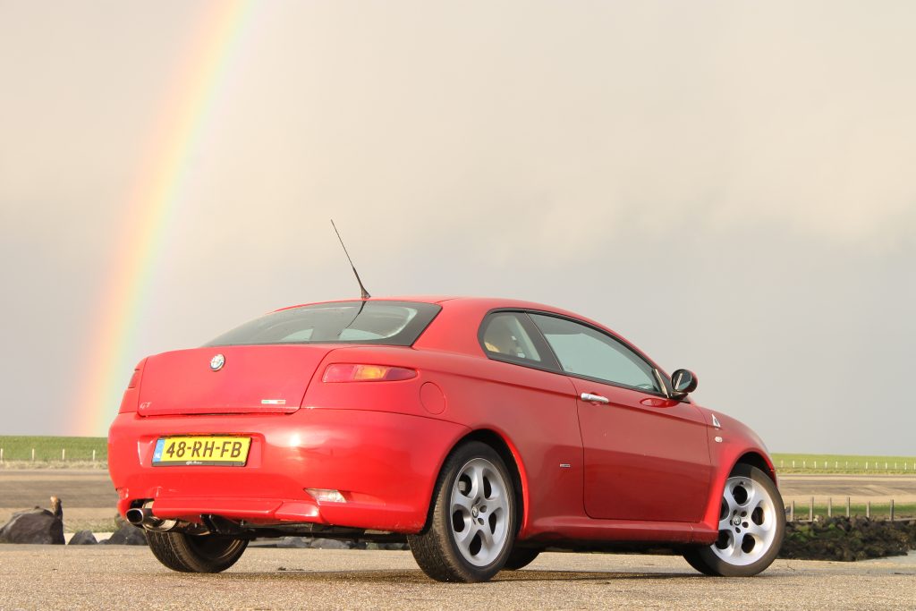 rode auto voor regenboog, regenboog