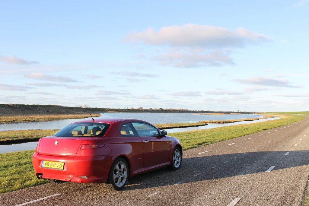 asfaltweg, rode auto, gras, water, lucht, Alfa Romeo GT