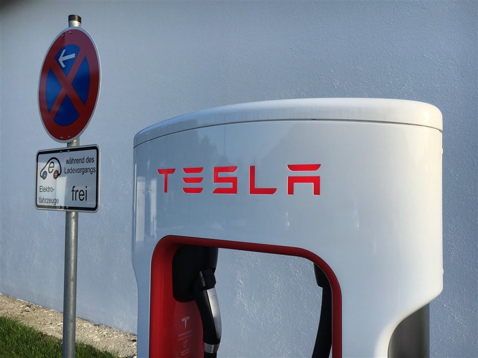witte Tesla supercharger