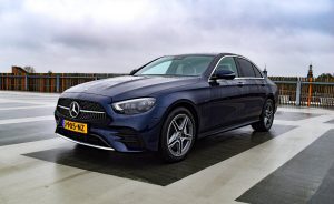 De Mercedes-Benz E 300 e schuin van voren