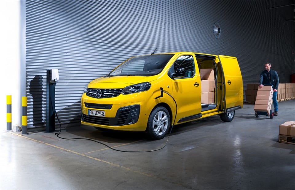 gele opel e-vivaro bestelwagen wordt ingeladen met dozen