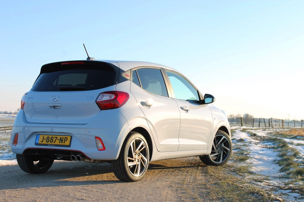 Hyundai i10 N-Line driekwart, grijze Hyundai, sneeuw op de grond, weiland