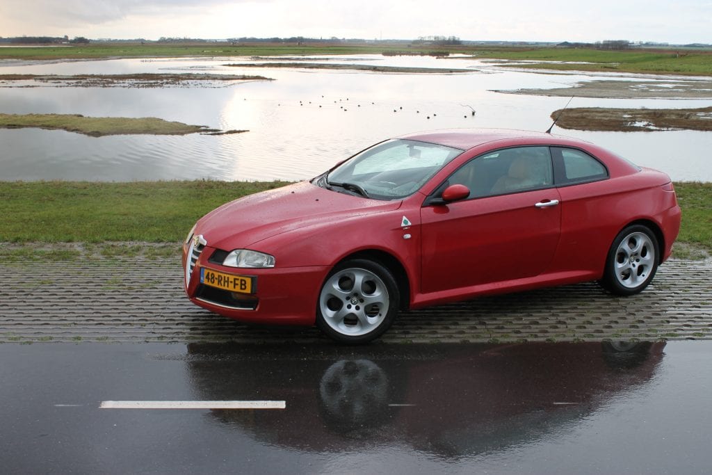 Rode Alfa Romeo GT, weerspiegeling Alfa Romeo, Texel