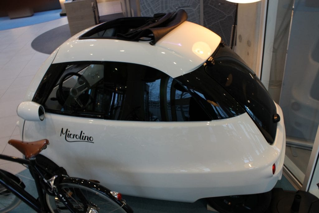 Mircrolino open dak, witte auto, fiets, in showroom