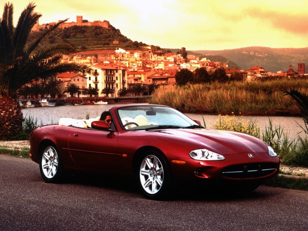 Toscaanse weg, palmboom, rode auto, Jaguar XK 40.0 Convertible