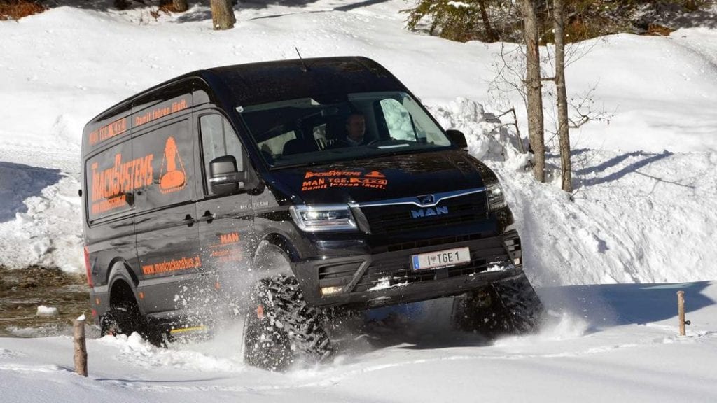 MAN TGE 3.180 4x4 Combi, rupsbanden op bus, sneeuw, bergen