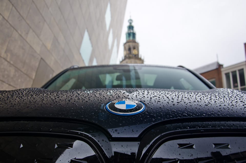 BMW logo, blauwe rand, regendruppels, kerktoren, Martinikerk Groningen, Forum Groningen