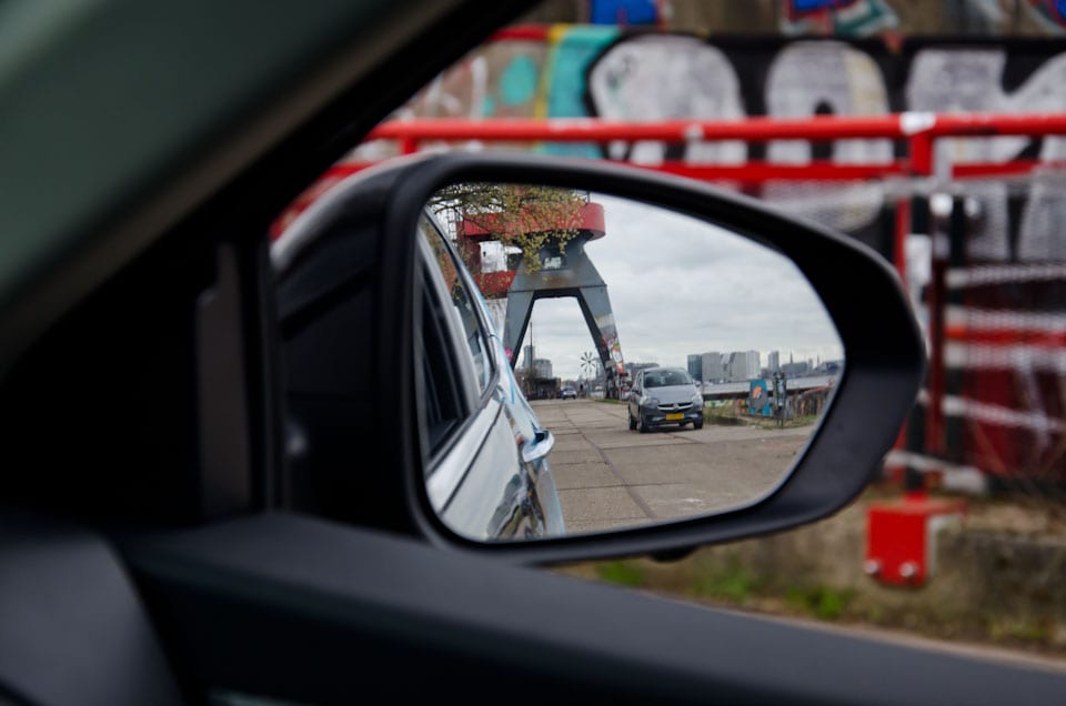 rechter buitenspiegel met weergave grijze auto