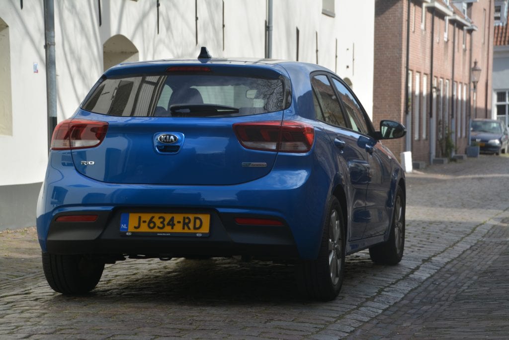 achterkant blauwe Kia Rio