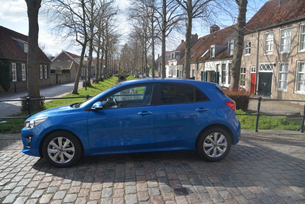 Blauwe Kia Rio op straat