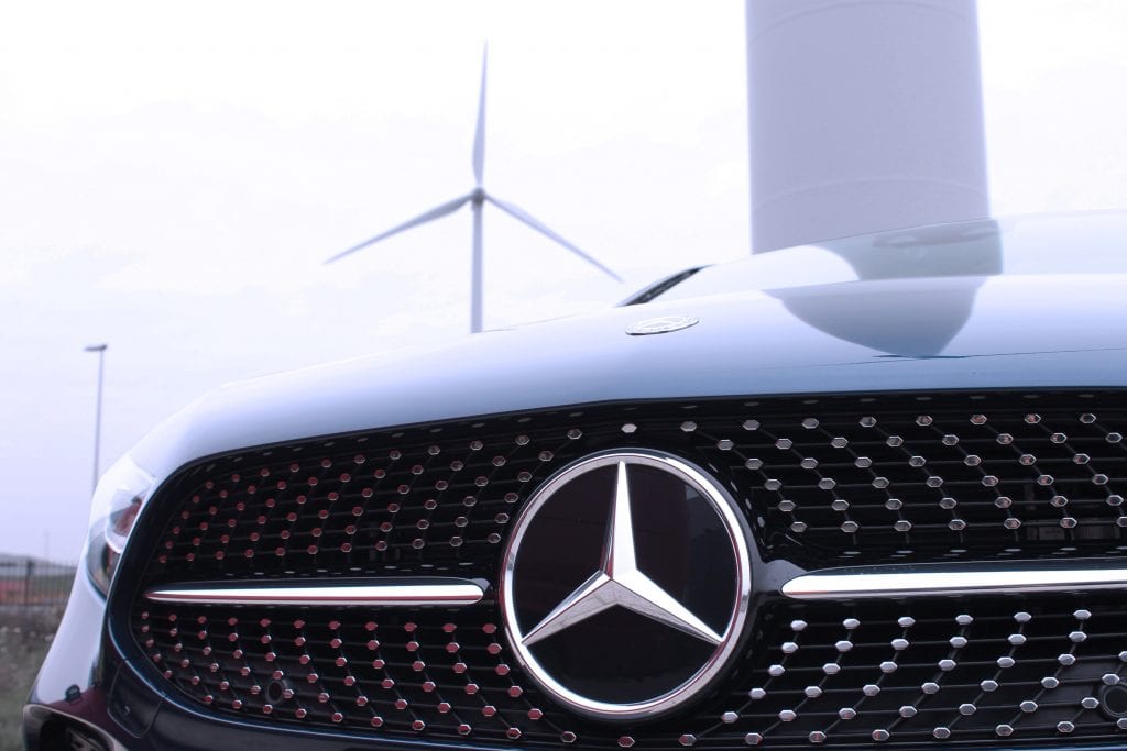 Mercedes ster bij windmolen