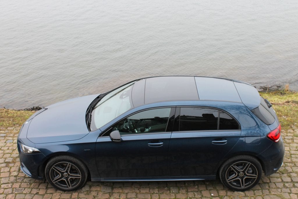 Mercedes A-klasse op steen, zonnedak Mercedes, stille rivier 