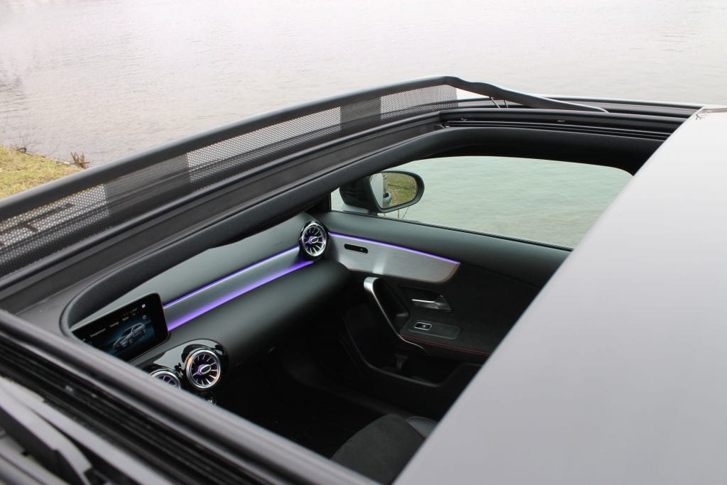 Interieur Mercedes A-klasse, zonnedak, rivier, ambilight