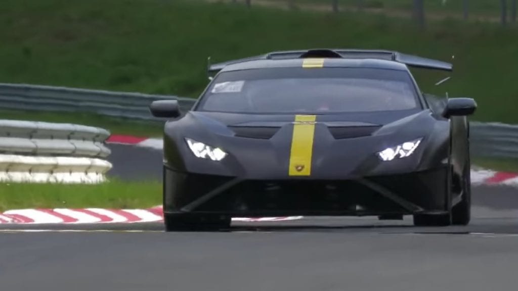 Voorkant Lamborghini Huracán STO, zwarte auto met gele streep, testauto op de Nürburgring