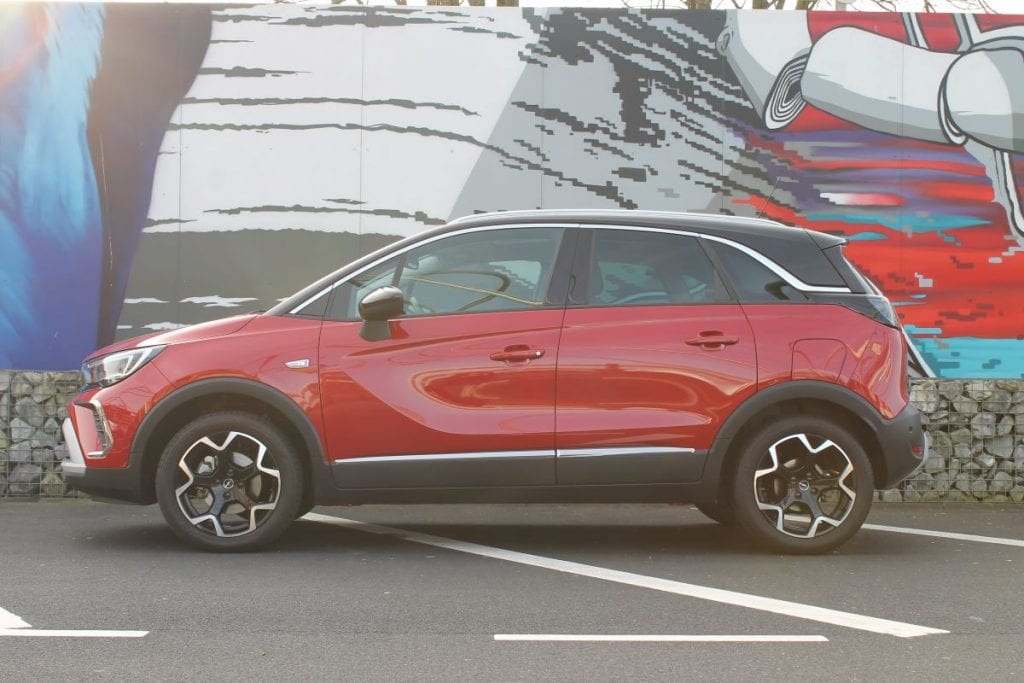 Opel Crossland zijkant, graffiti achterzijde