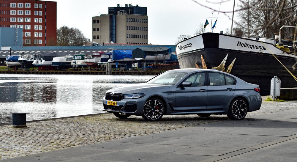 BMW 530e aan de kade