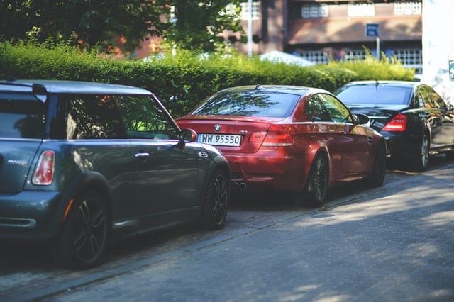 geparkeerde Duitse auto's MINI BMW Mercedes