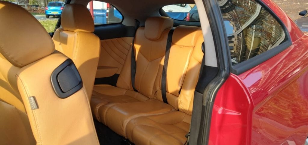 Beige leer interieur, rode auto