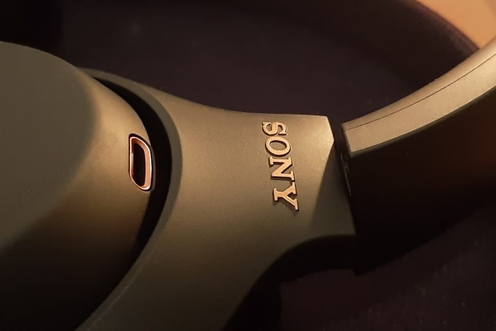 Sony logo op draaibaar oorschelpdeel, koperkleurige details