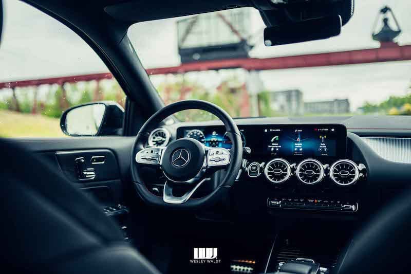 interieur Mercedes EQA, met MBUX-systeem, stuurwiel met Mercedeslogo
