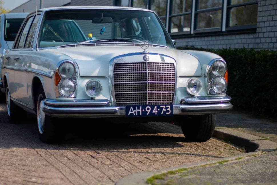 Voorkant van de mercedes