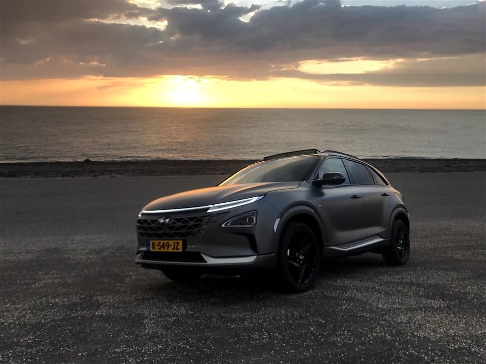 rijtest-Hyundai-NEXO bij zonsondergang